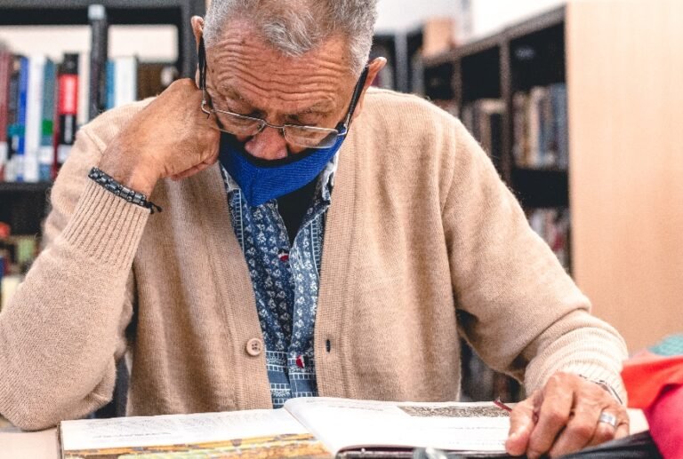 Cómo puedo sacar lo más importante de un texto de manera efectiva 24 persona leyendo un libro con atencion