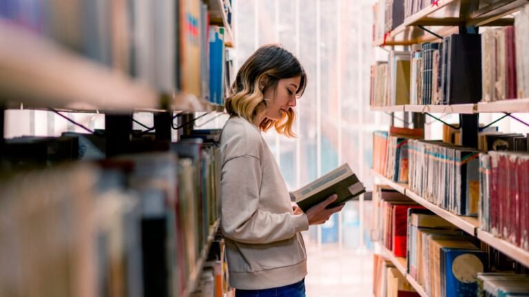 persona leyendo un libro sobre finanzas