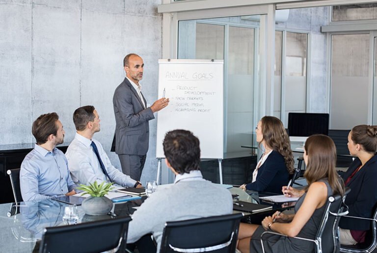 Cómo puedo aprender a administrar eficazmente una empresa exitosa 27 persona liderando reunion de negocios