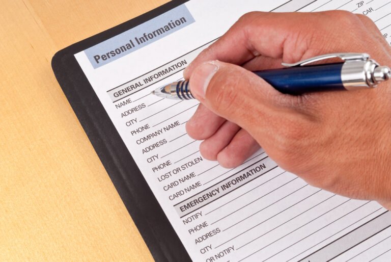 Cómo llenar los formularios para visa canadiense en español 13 persona llenando un formulario de visa