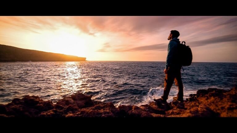 Cómo vivir más allá de lo posible y alcanzar tus sueños 29 persona mirando un paisaje inspirador