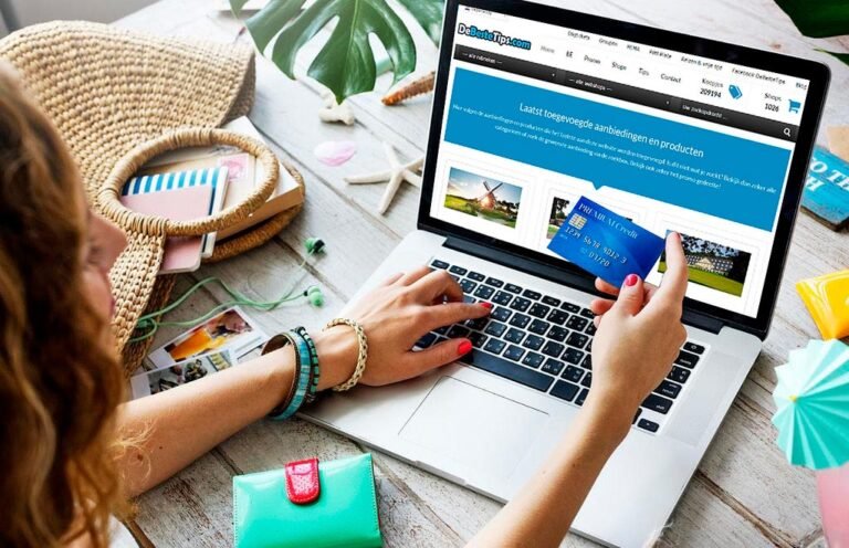 persona navegando en un sitio web de compras