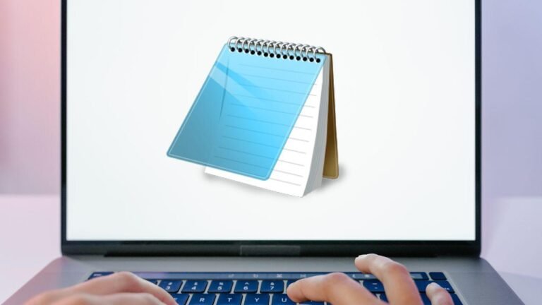 Cómo crear una página web sencilla usando el Bloc de Notas 7 persona programando en un bloc de notas