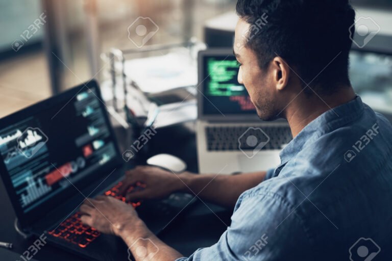 persona programando en una computadora portatil