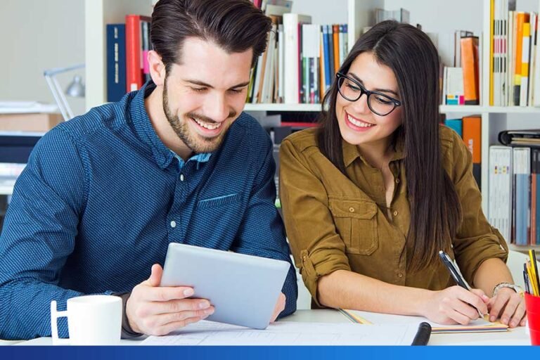 Qué Es la Encuesta de las Redes Sociales y Cómo Realizarla 5 persona realizando una encuesta en linea