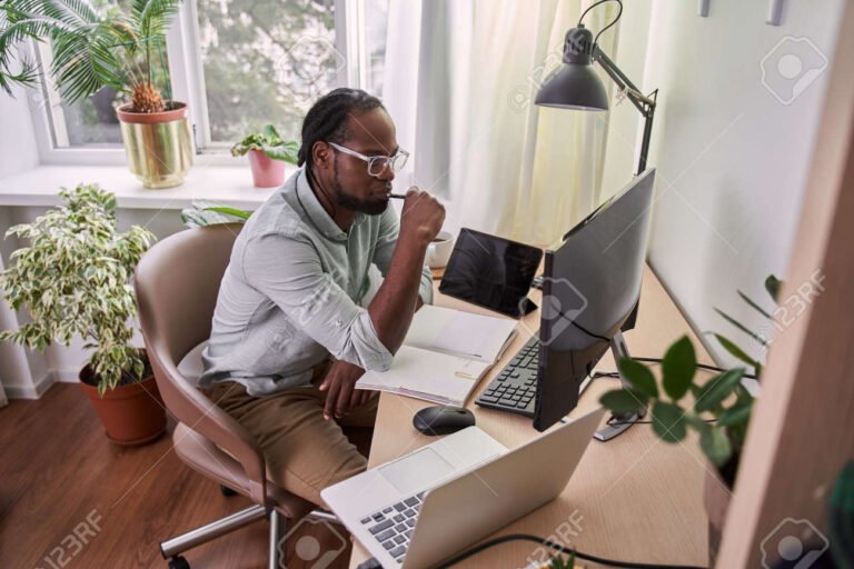 Dónde puedo ver La decisión más difícil película completa en línea 12 persona reflexionando frente a una pantalla