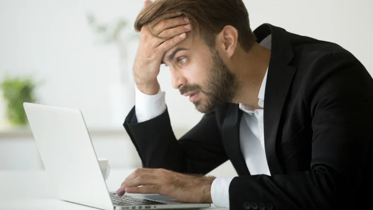 Cómo puedo presentar una denuncia por estafa de dinero en México 9 persona reportando fraude en una oficina