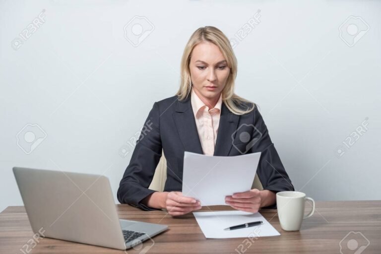 Cómo Obtener un Amparo Contra CFE por Cobro Excesivo Formato y Pasos 9 persona revisando documentos legales