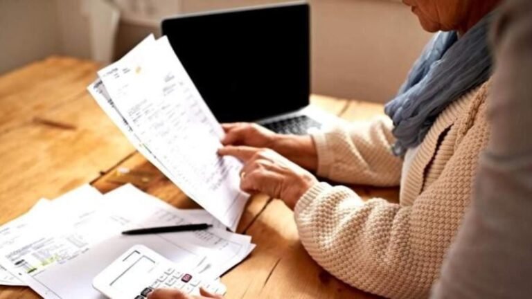 persona revisando factura de servicios