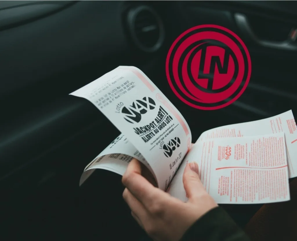 persona revisando un boleto de loteria