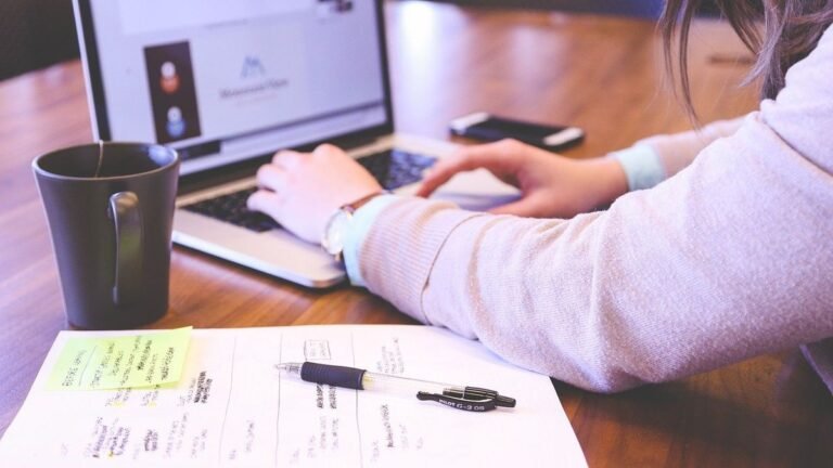 persona tomando un screenshot en su computadora