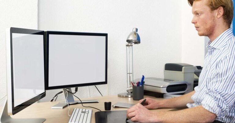 persona usando computadora con pantalla compartida