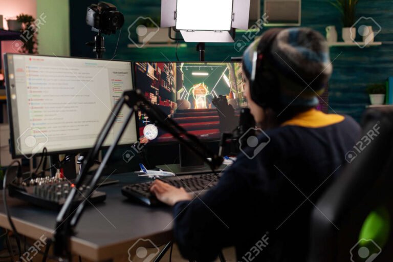 persona usando computadora con streaming en vivo