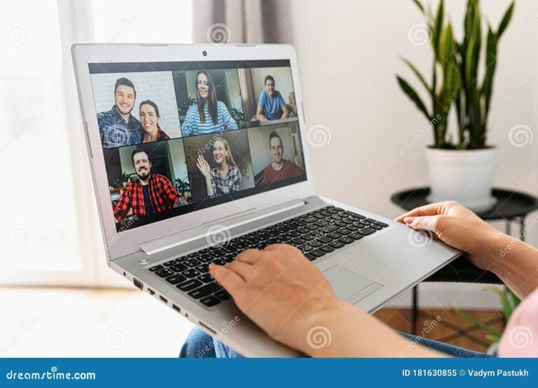 persona usando laptop con zoom abierto