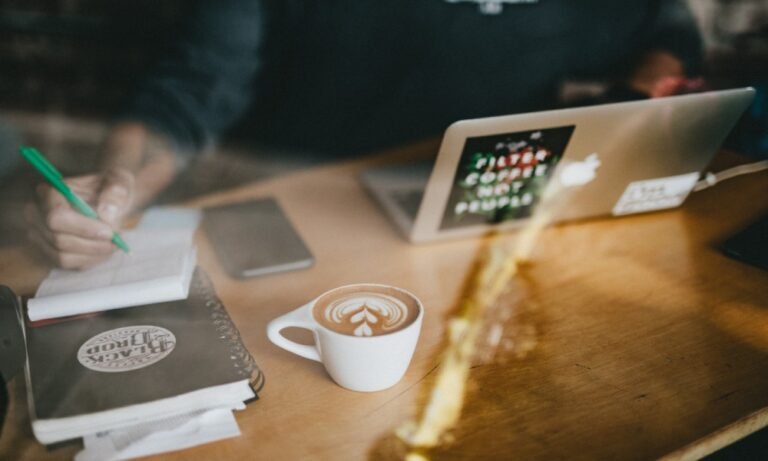 persona usando laptop en un cafe