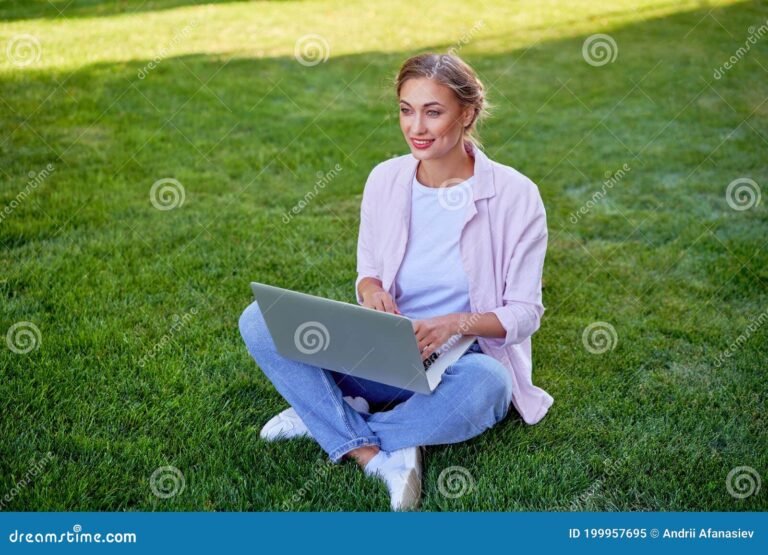 persona usando laptop en un parque