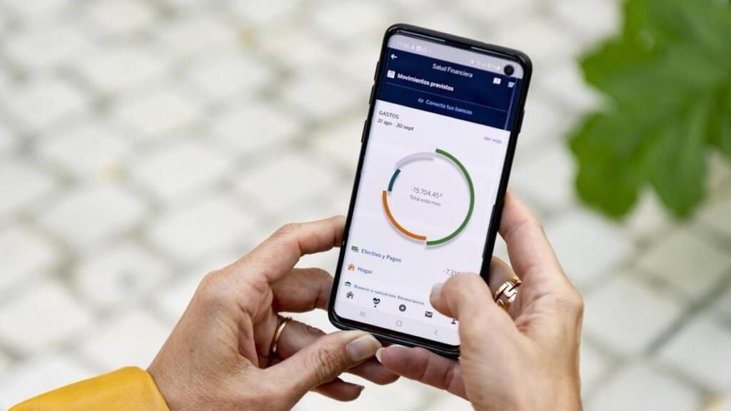 persona usando smartphone para transferencias bancarias