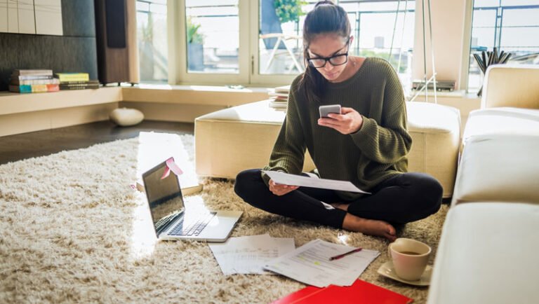persona usando un dispositivo movil en casa
