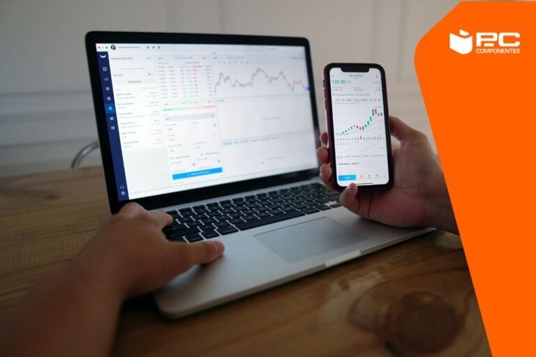 persona usando un ordenador con aplicaciones moviles