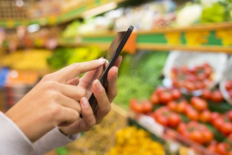 persona usando un telefono movil en tienda