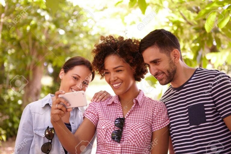 persona usando un telefono movil feliz