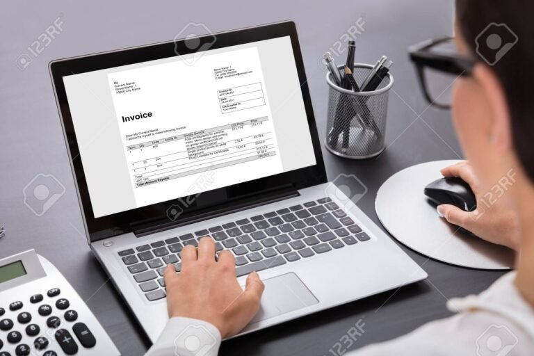 persona usando una computadora con facturas