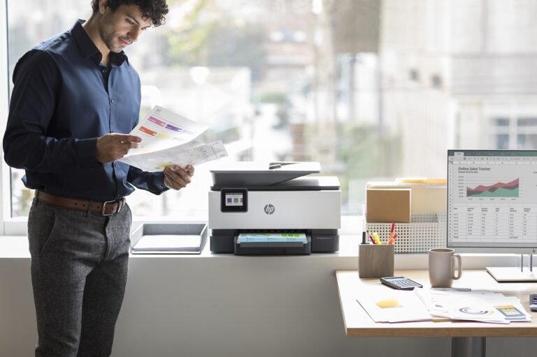 Cómo se utiliza correctamente una impresora HP para imprimir documentos 19 persona utilizando impresora hp en oficina