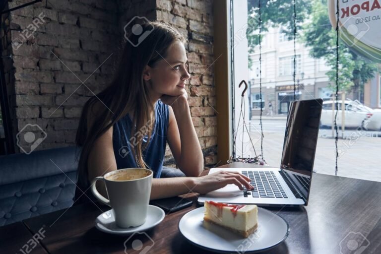 persona utilizando laptop en cafe moderno