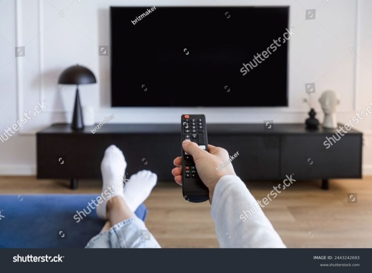 persona viendo television con atencion