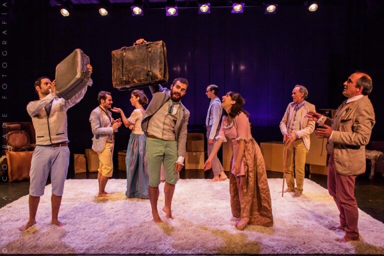 personajes de comedia en un escenario teatral