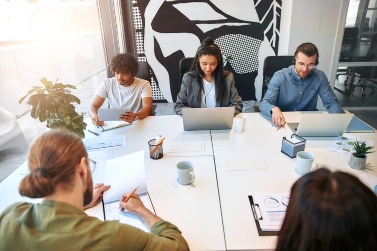 Qué enseña "Tu al cuadrado" de Price Pritchett sobre el éxito 29 personas colaborando en un ambiente inspirador