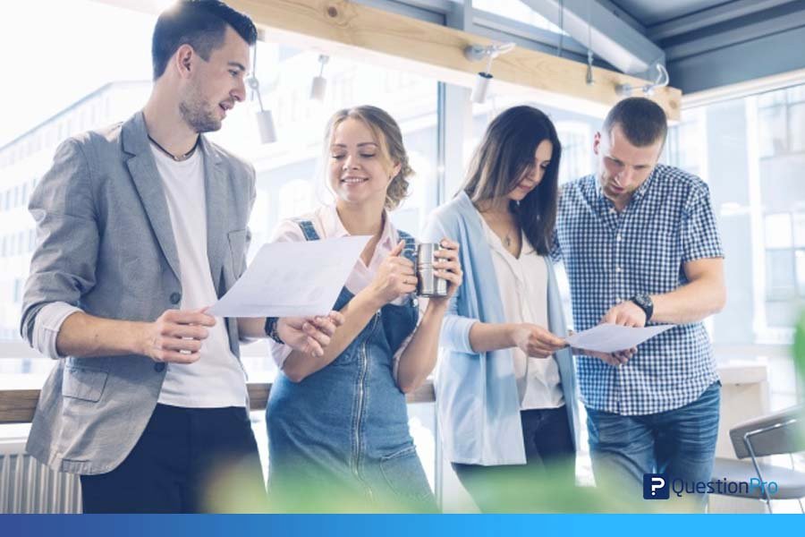 Cómo elaborar una encuesta efectiva Ejemplos y consejos prácticos 1 personas completando encuestas en un grupo