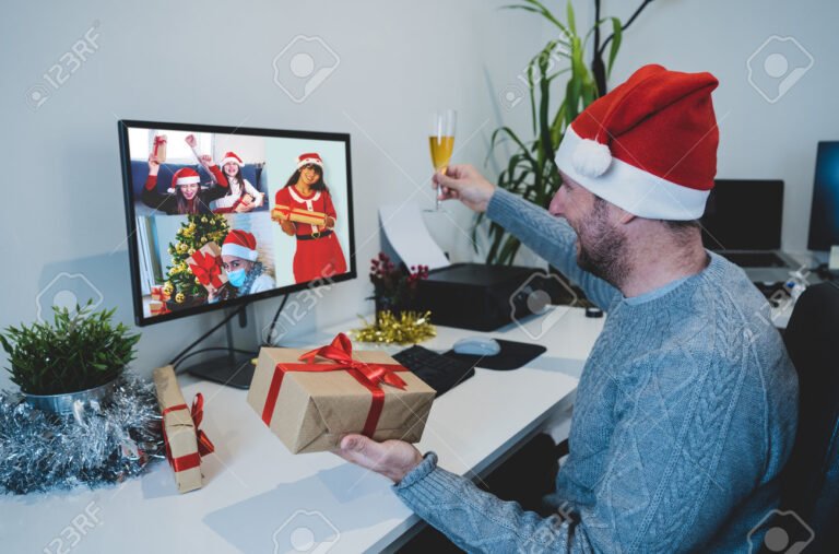 Cómo organizar un intercambio de regalos online por WhatsApp 5 personas intercambiando regalos en linea