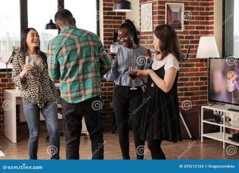 personas riendo en una reunion divertida 1