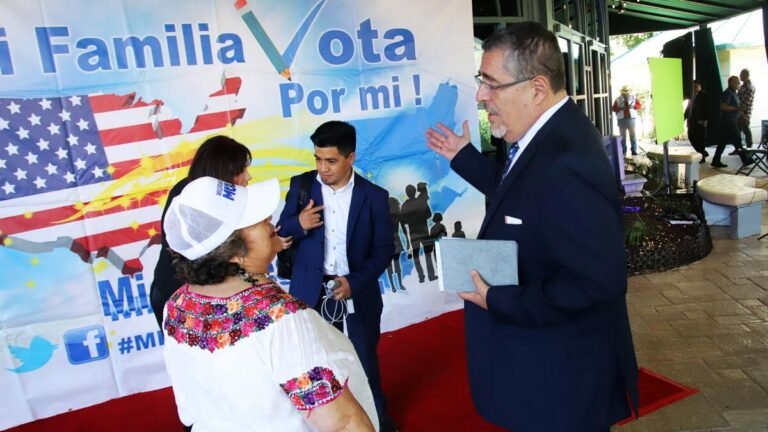 Cómo puedo votar en La Casa de los Famosos y participar en el programa 10 personas votando con entusiasmo en un evento