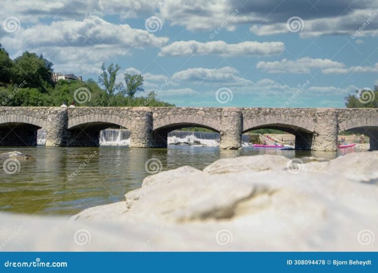 piedras antiguas en un paisaje sereno