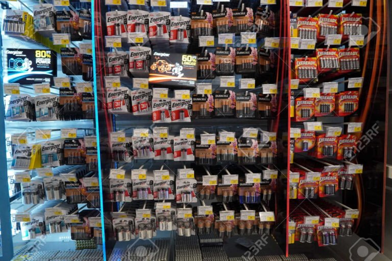 pilas duracell aaa en estante de tienda