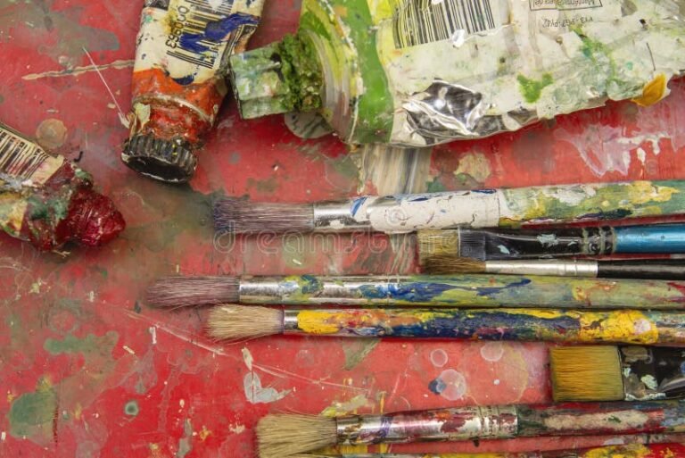 Cómo empezar a pintar al óleo si soy principiante Guía práctica 25 pinceles y tubos de oleo sobre mesa