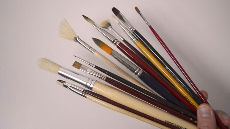 pinceles y tubos de pintura en colores tierra