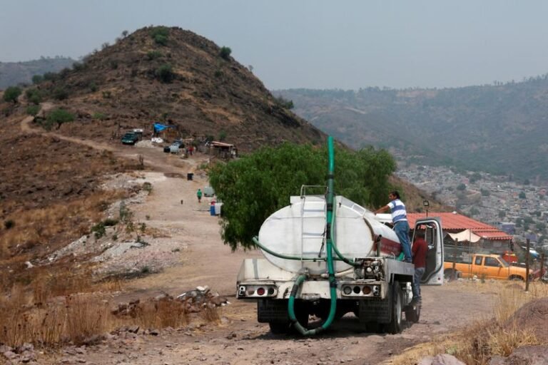 pipa de agua en una carretera rural