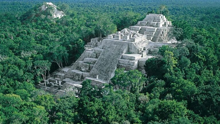 Qué es lo más importante que debes saber sobre la cultura maya 7 piramide maya rodeada de selva