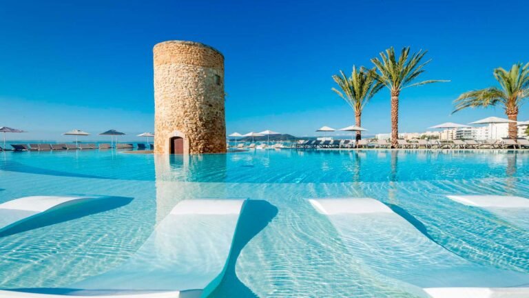 piscina con vista al mar en hotel