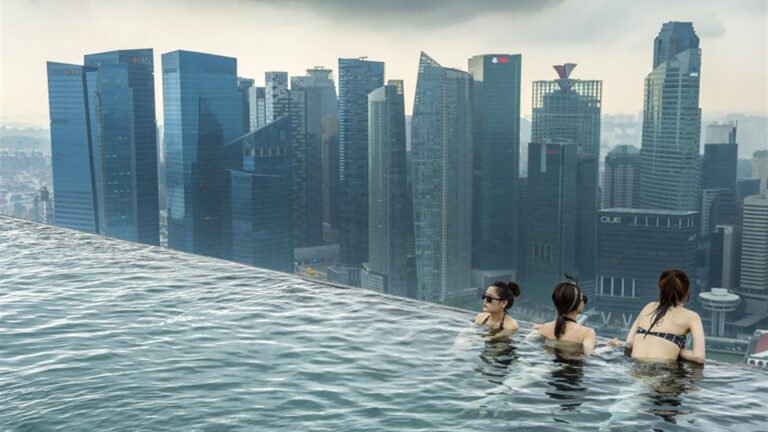 piscina infinita sobre el horizonte urbano