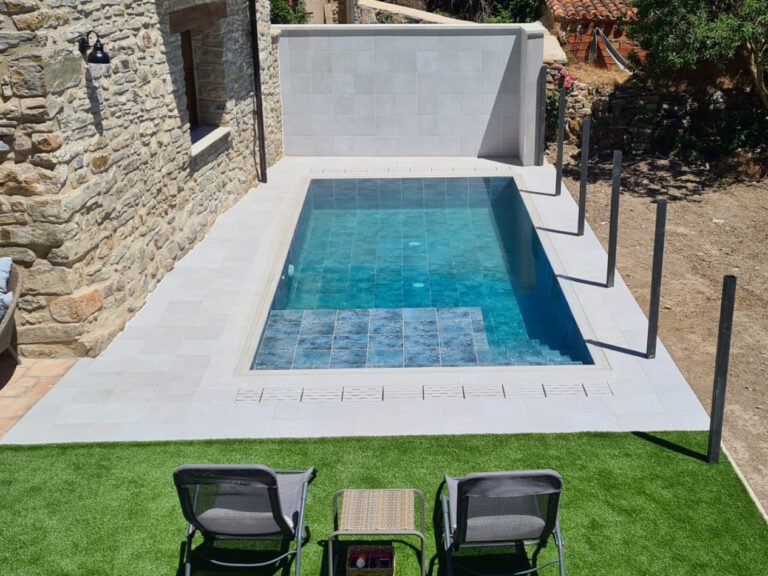 piscina pequena en un patio acogedor