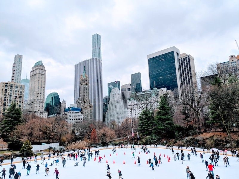 Dónde se encuentra la pista de hielo en Central Park y cómo patinar