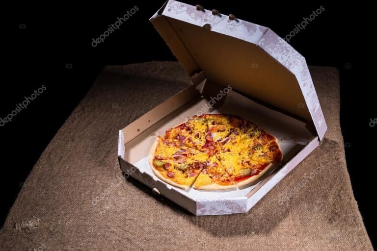 Cómo puedo pedir pizza en línea desde Domino's en México 27 pizza recien horneada en caja abierta