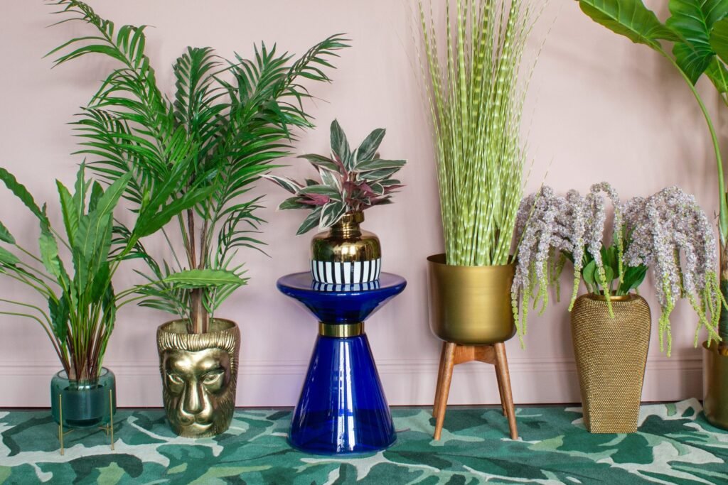 plantas artificiales en un entorno natural