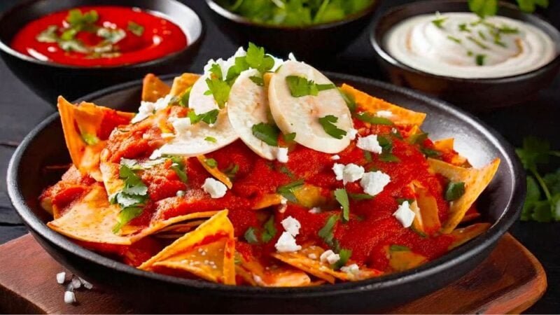 Cómo preparar unos deliciosos chilaquiles rojos en casa 1 plato de chilaquiles rojos con decoracion