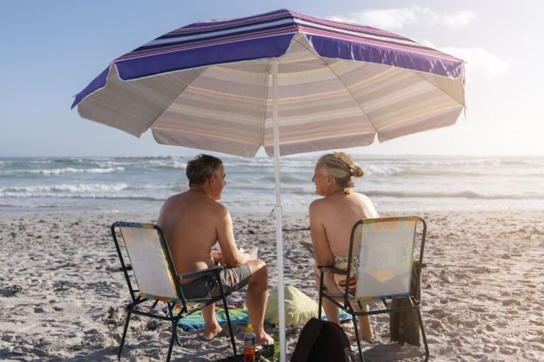 Cómo se calcula correctamente mi prima vacacional en México 28 playa con sombrilla y toalla de bano