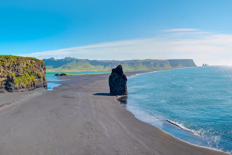 playa de arena negra en islandia